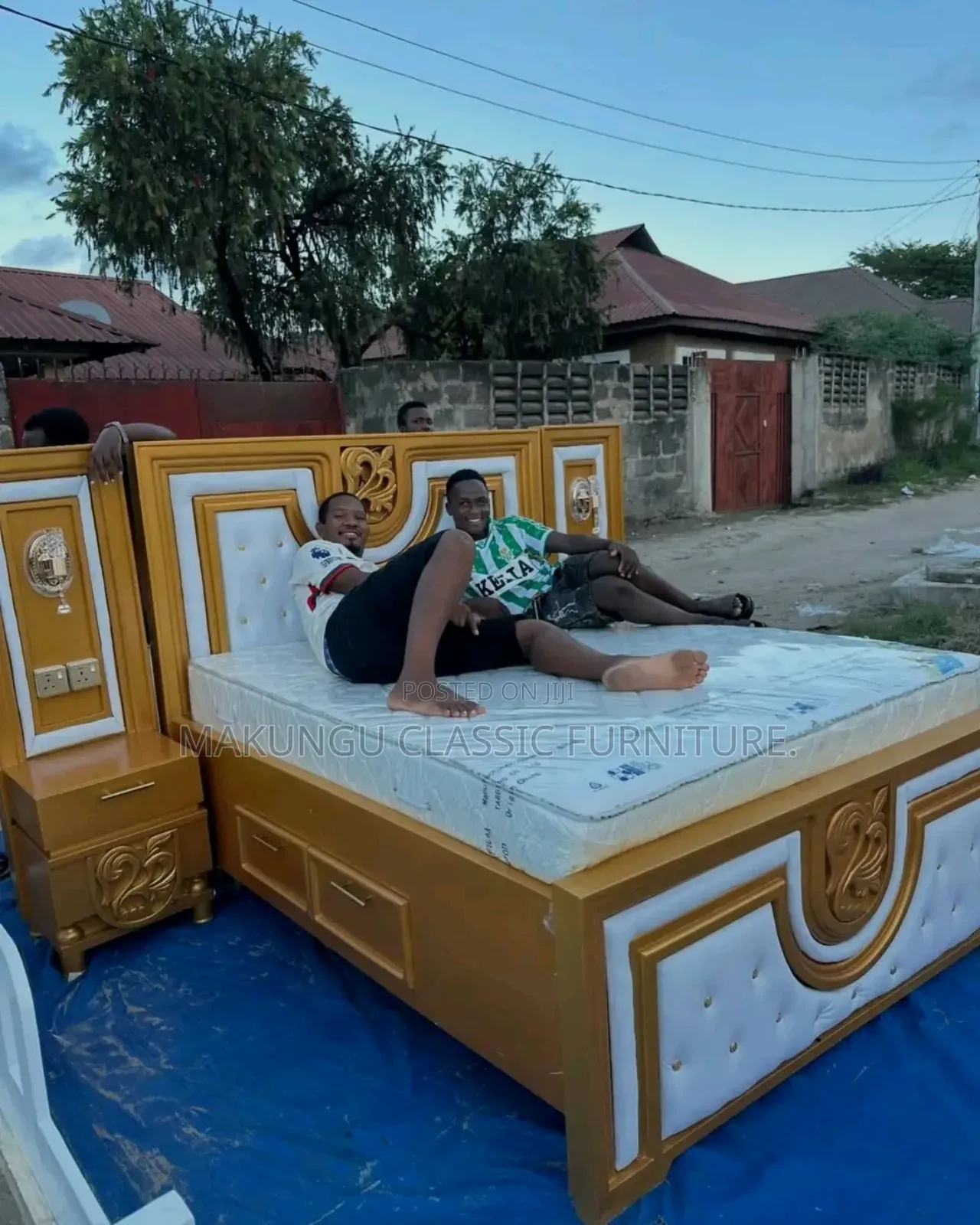 Kitanda Cha Mbao Ambacho Kipo Covered Na Bedsofa