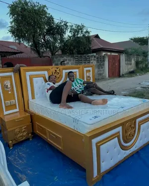 Kitanda Cha Mbao Ambacho Kipo Covered Na Bedsofa