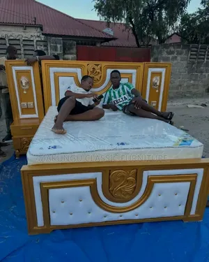 Kitanda Cha Mbao Ambacho Kipo Covered Na Bedsofa