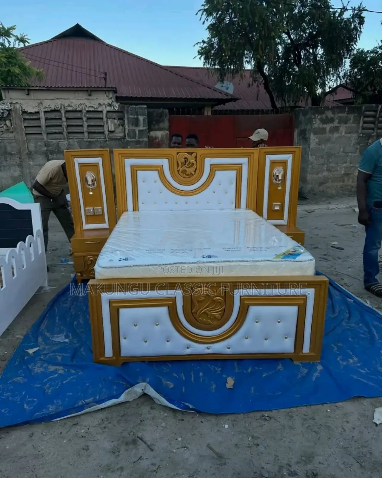Kitanda Cha Mbao Ambacho Kipo Covered Na Bedsofa