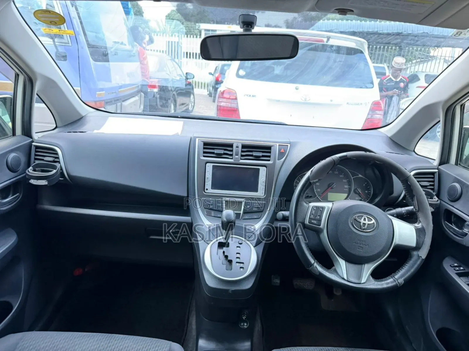 Toyota Ractis 1.3 FWD 2012 White