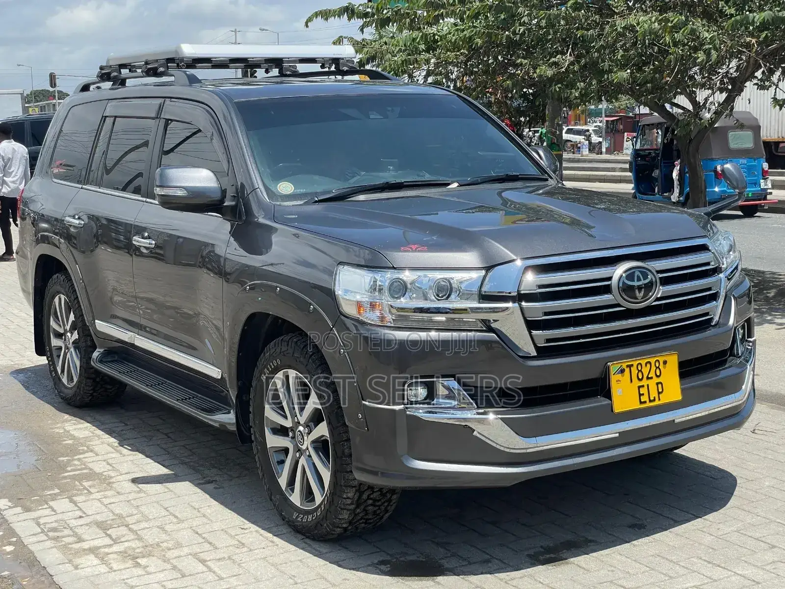 Toyota Land Cruiser 4.6 V8 ZX 2017 Gray