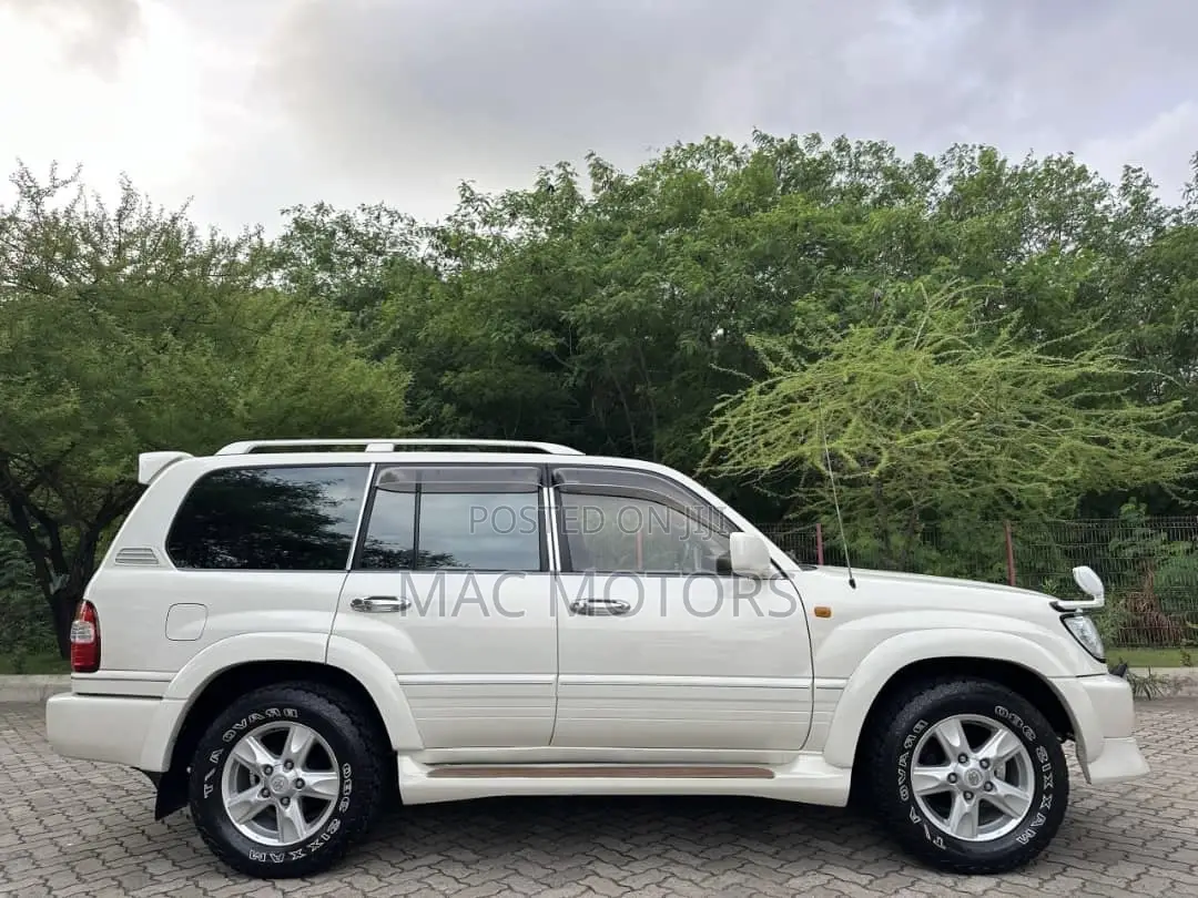 Toyota Land Cruiser 1999 White