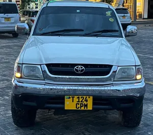 Toyota Hilux 2006 White