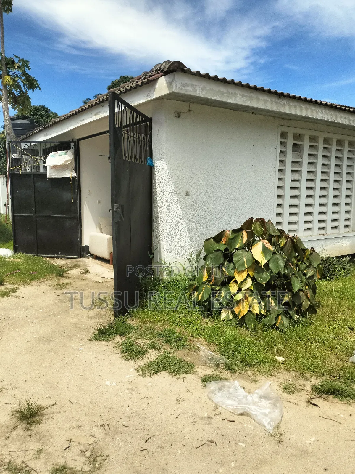 5bdrm House in Mbezibeach Makonde for sale