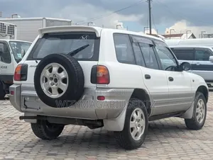 Toyota RAV4 1996 White