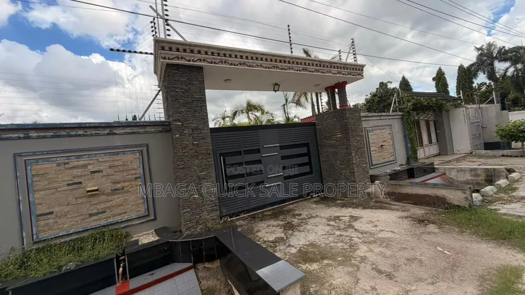 7bdrm House in Mikocheni for rent