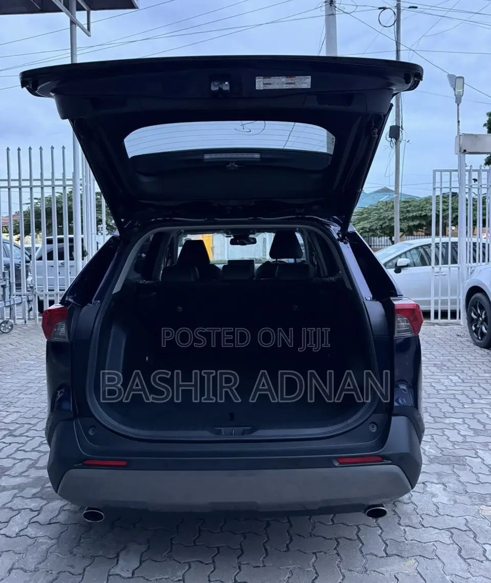Toyota RAV4 Limited 2021 Blue