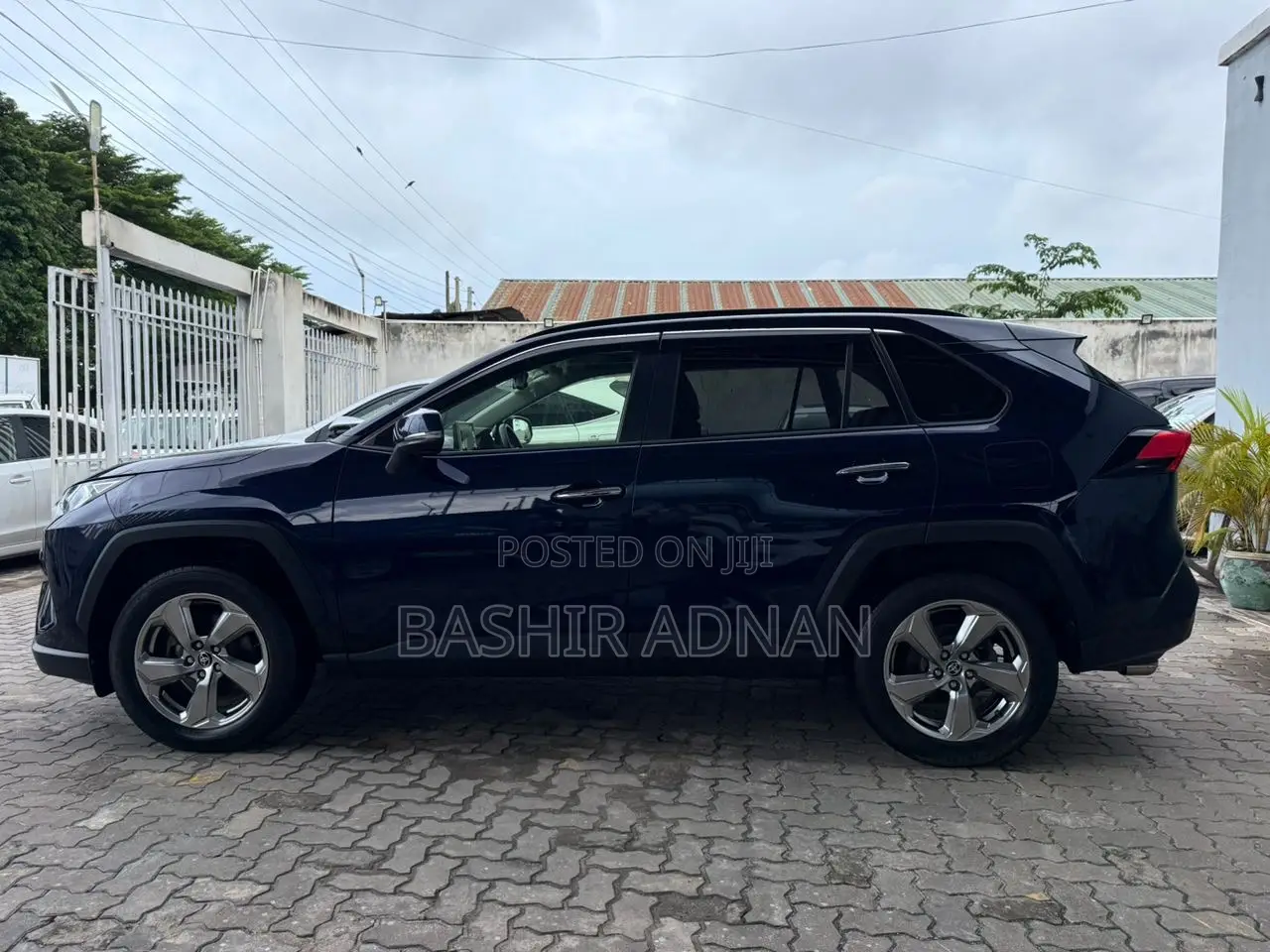 Toyota RAV4 Limited 2021 Blue
