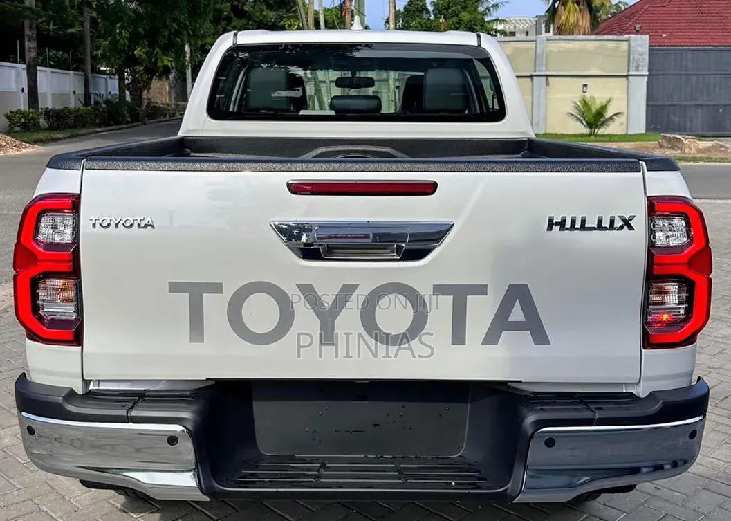 Toyota Hilux 2025 White