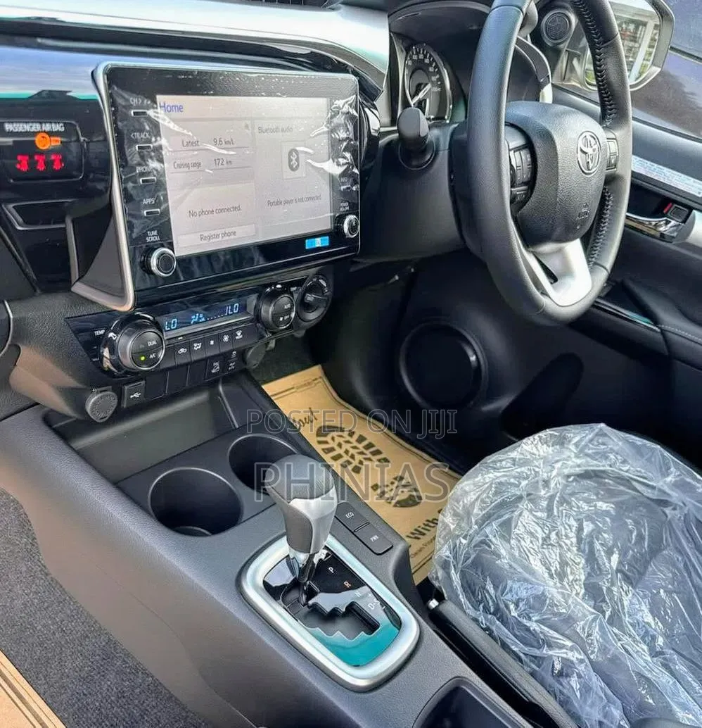 Toyota Hilux 2025 White