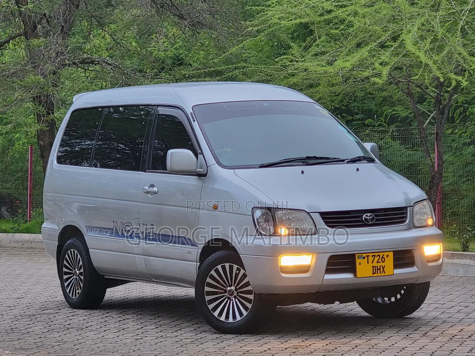 Toyota Noah 2001 Silver
