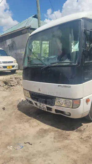 Mitsubishi Fuso Rosa 2000 White