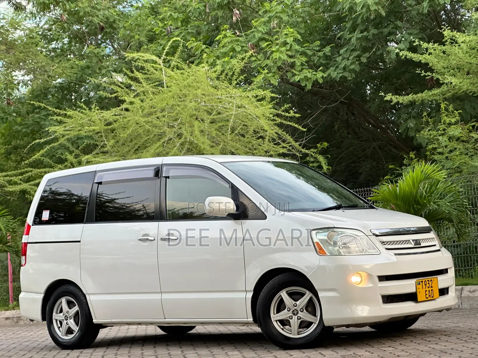 Toyota Noah 2.0 AWD (8 Seater) 2003 White