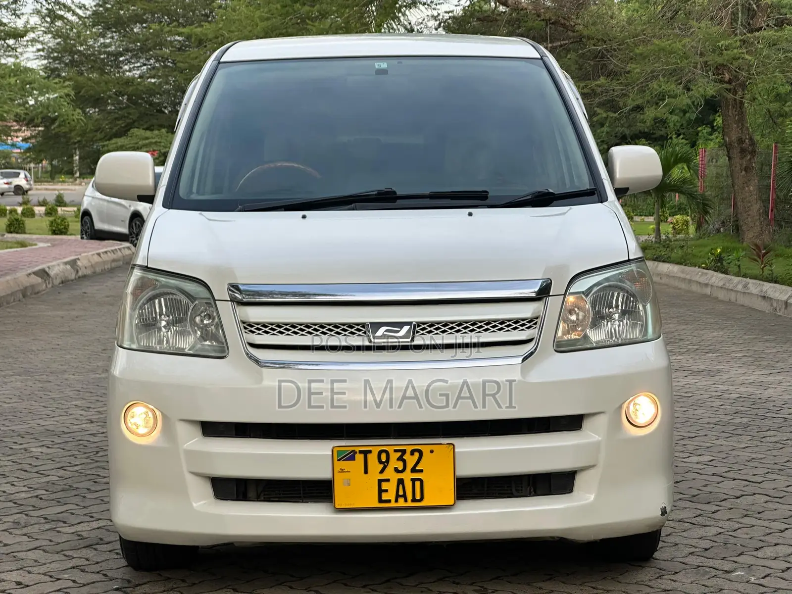 Toyota Noah 2.0 AWD (8 Seater) 2003 White