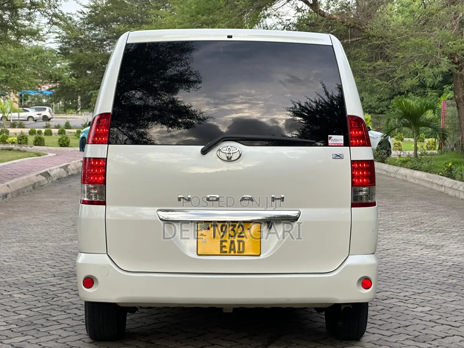 Toyota Noah 2.0 AWD (8 Seater) 2003 White