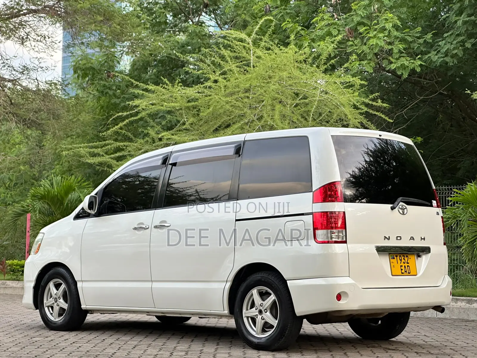 Toyota Noah 2.0 AWD (8 Seater) 2003 White