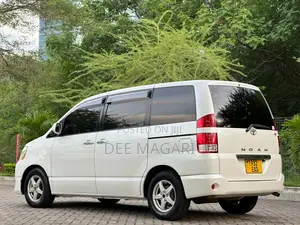 Toyota Noah 2.0 AWD (8 Seater) 2003 White