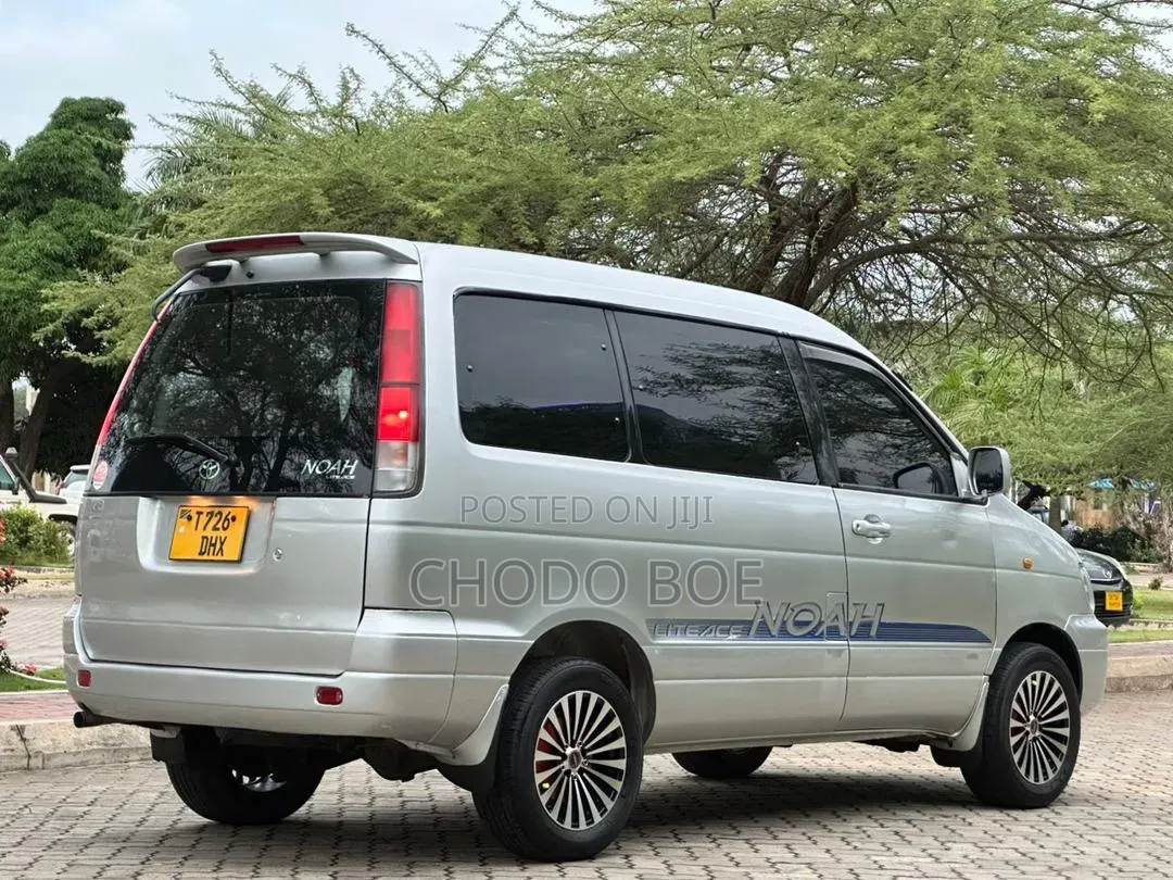 Toyota Noah 2001 Silver