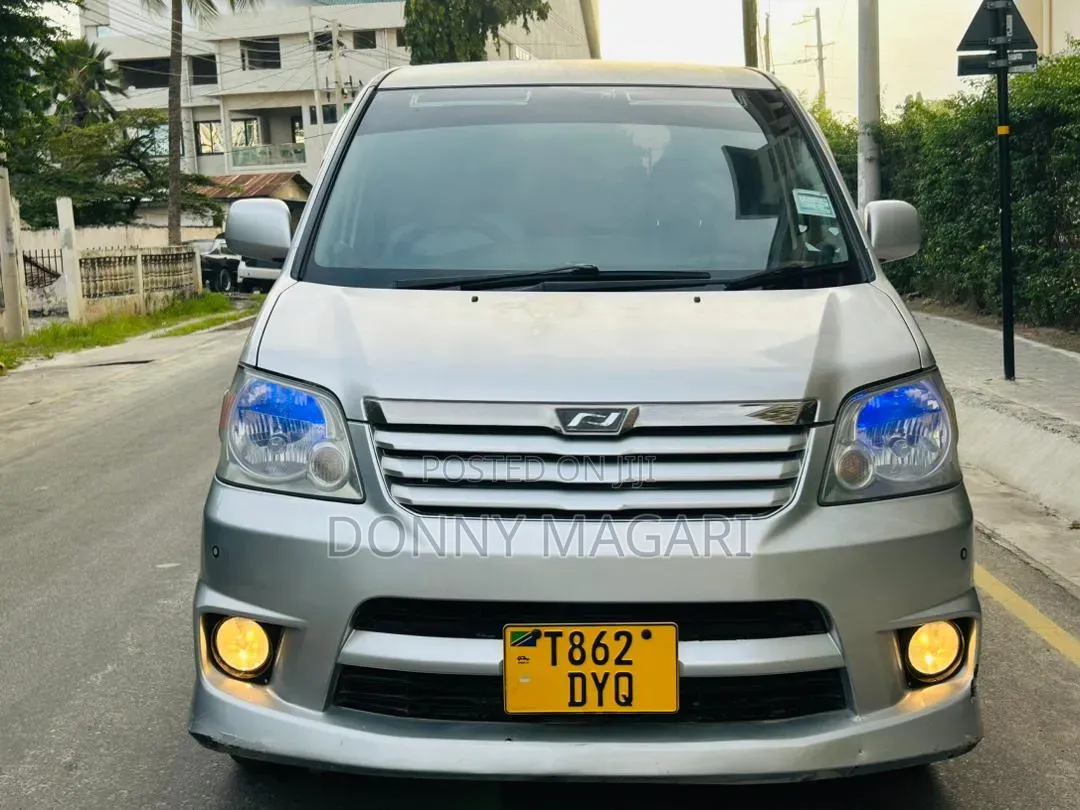 Toyota Noah 2005 Silver