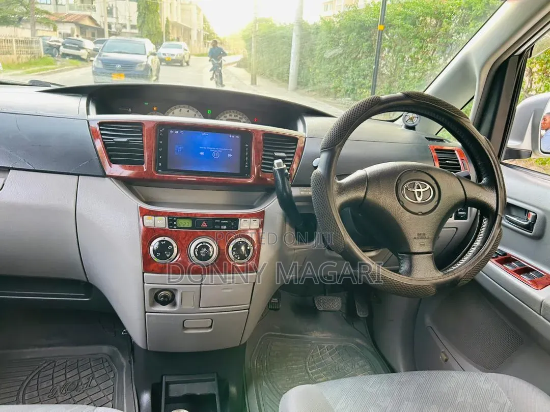 Toyota Noah 2005 Silver