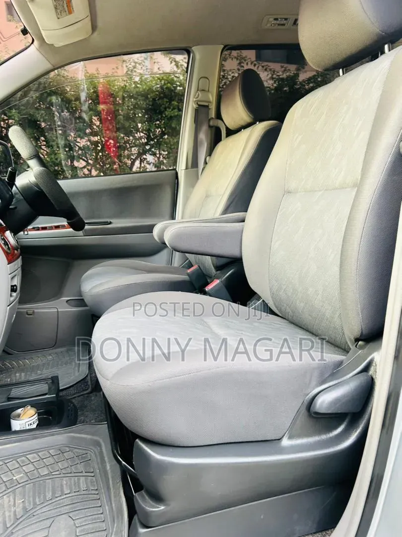 Toyota Noah 2005 Silver