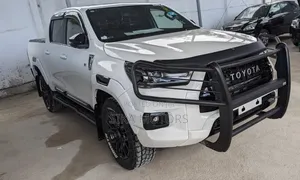 Toyota Hilux 2022 White