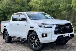Toyota Hilux 2024 White