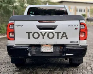 Toyota Hilux 2024 Pearl