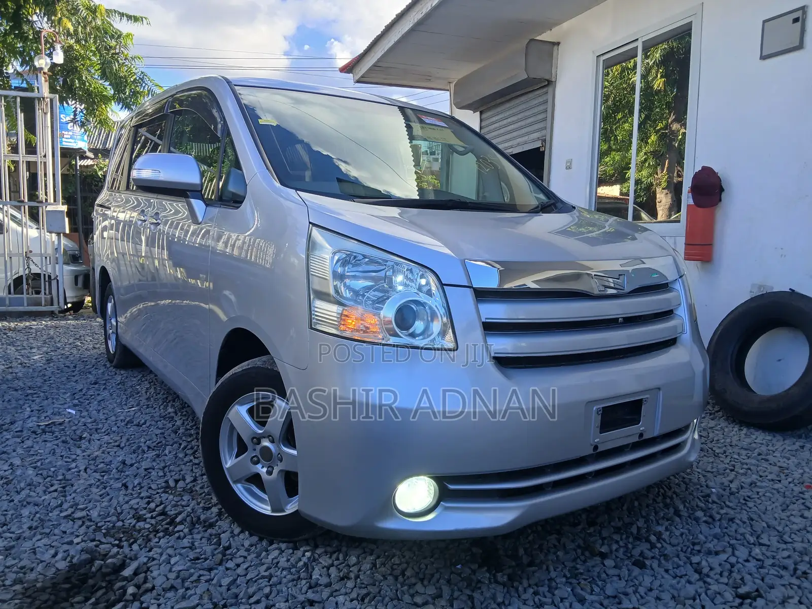Toyota Noah 2009 Silver