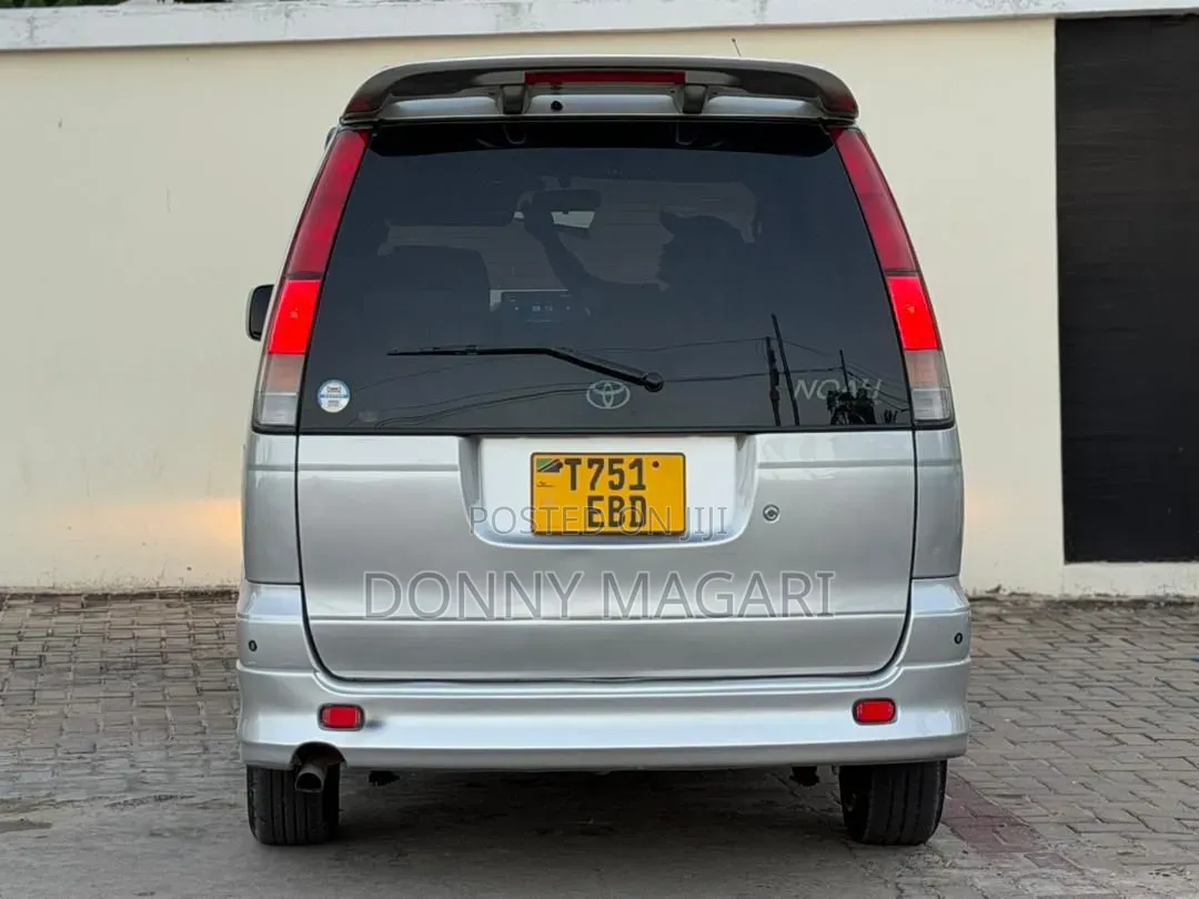 Toyota Noah 2.0 AWD (8 Seater) 2003 Silver