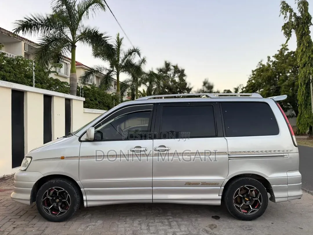 Toyota Noah 2.0 AWD (8 Seater) 2003 Silver