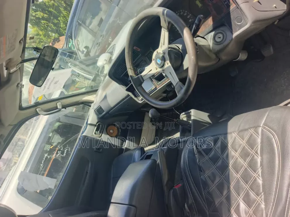 Toyota HiAce 2002 White