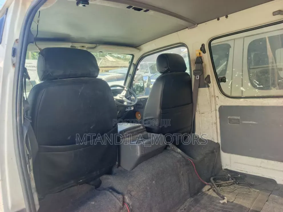 Toyota HiAce 2002 White