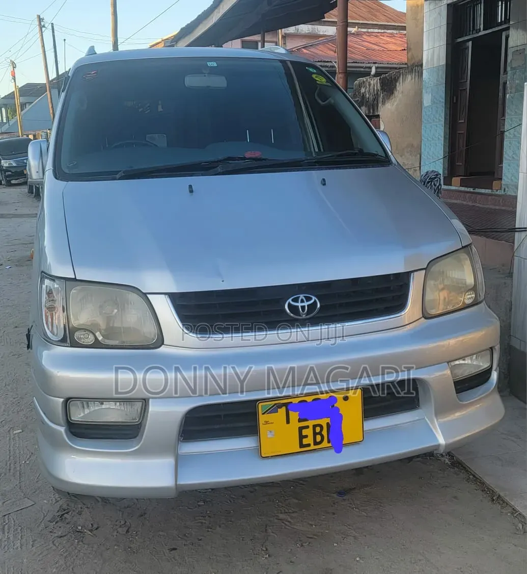 Toyota Noah 2003 Silver