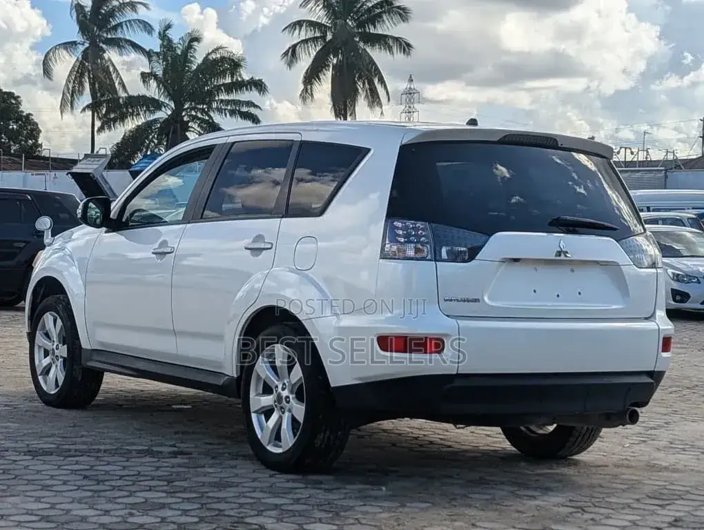 Mitsubishi Outlander XLS 2010 White