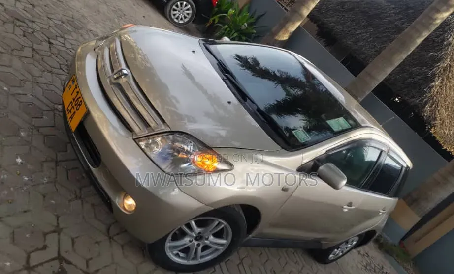 Toyota IST 2003 Gold