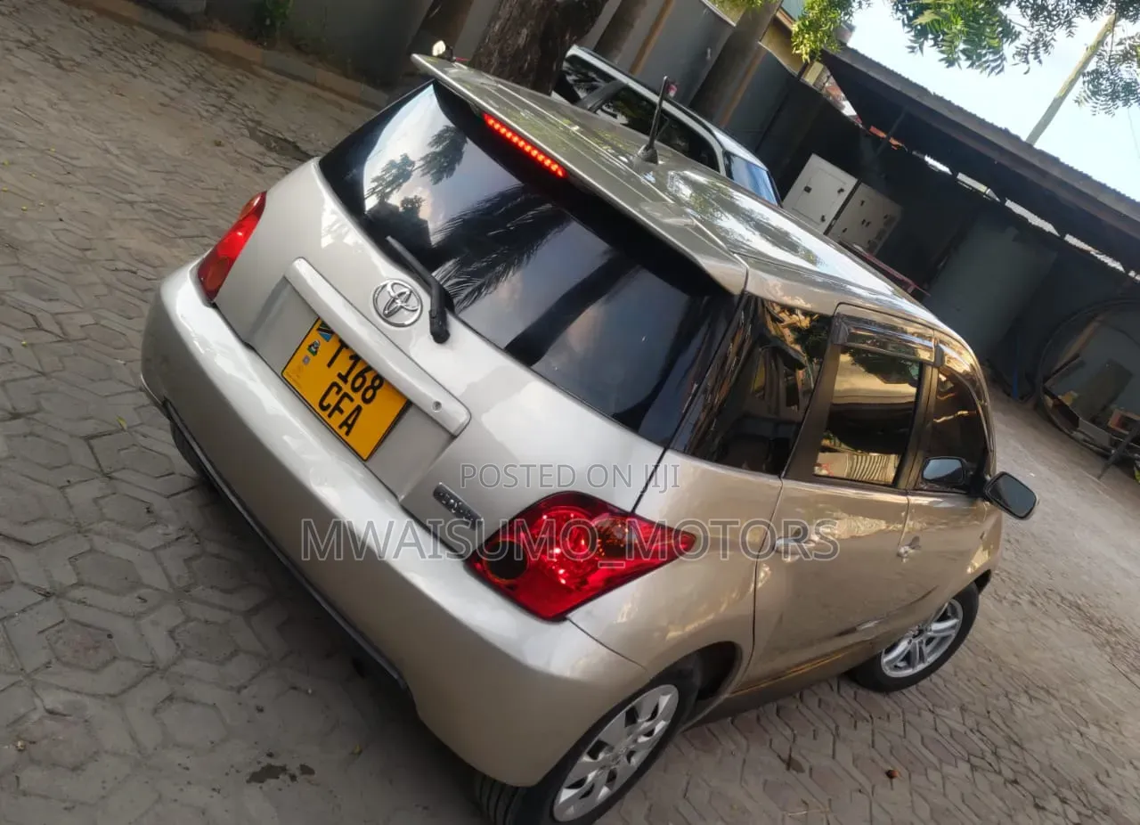 Toyota IST 2003 Gold