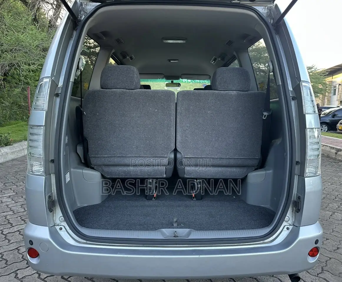 Toyota Voxy 2006 Silver