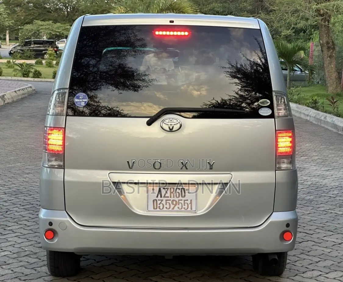 Toyota Voxy 2006 Silver