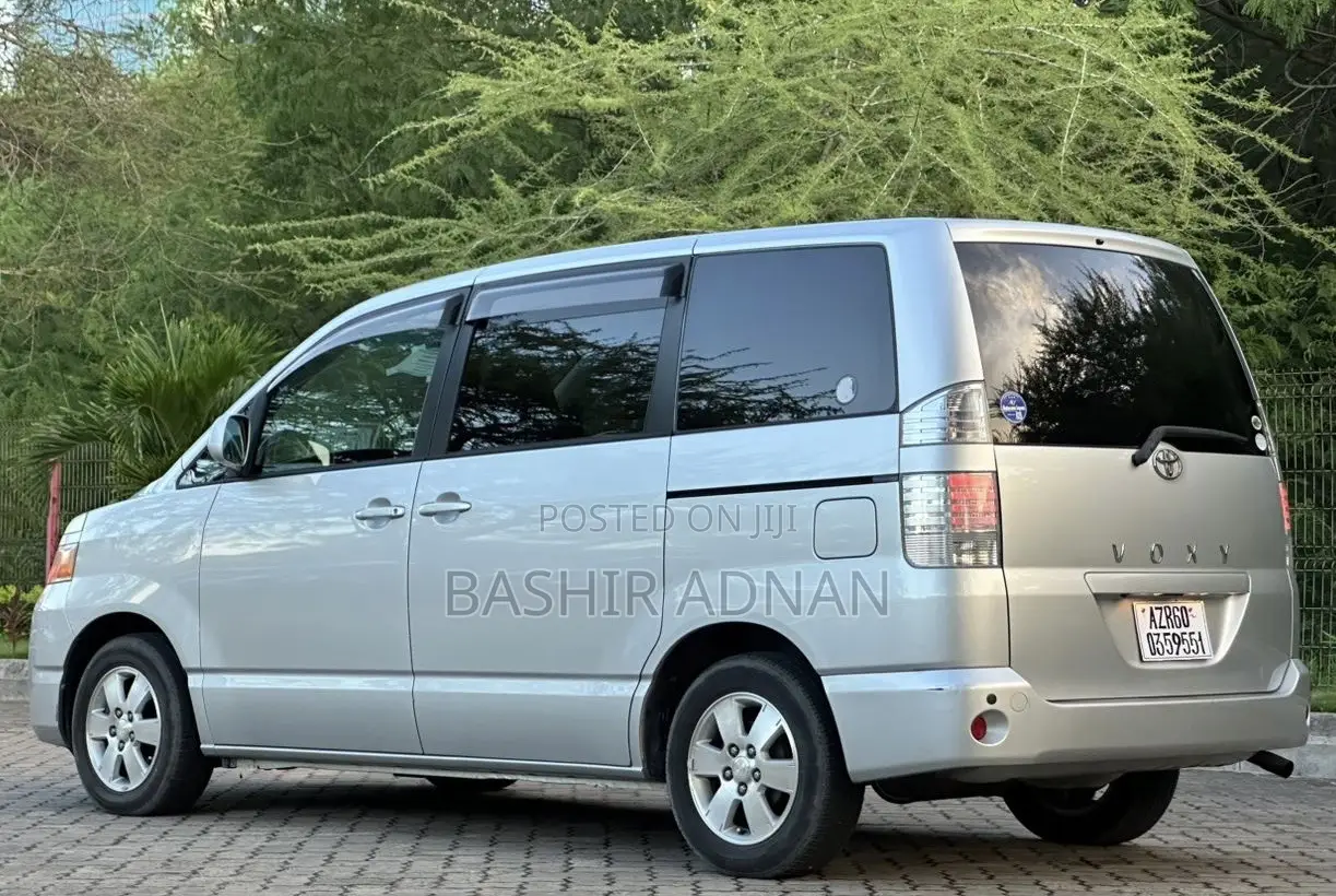 Toyota Voxy 2006 Silver