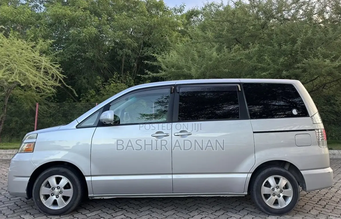 Toyota Voxy 2006 Silver