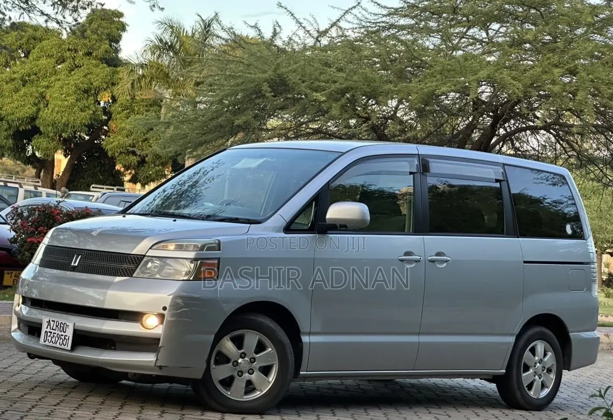 Toyota Voxy 2006 Silver