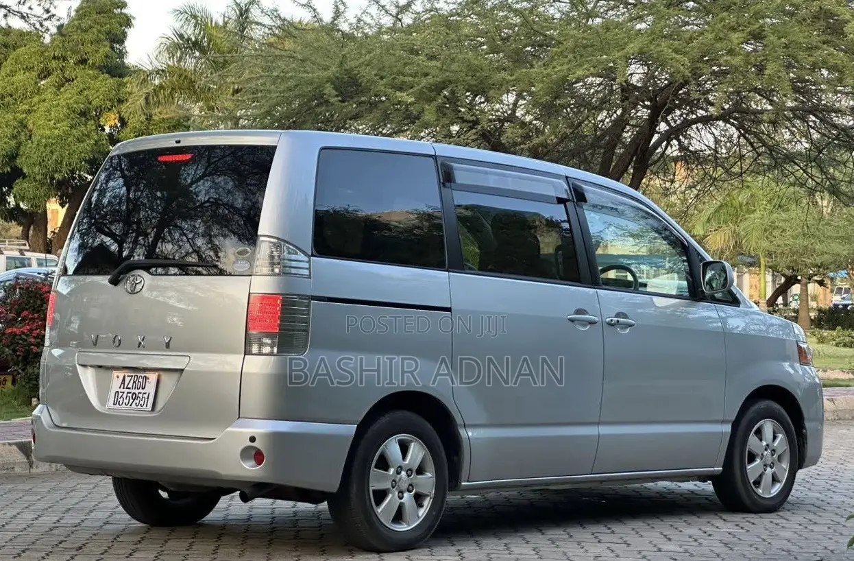 Toyota Voxy 2006 Silver