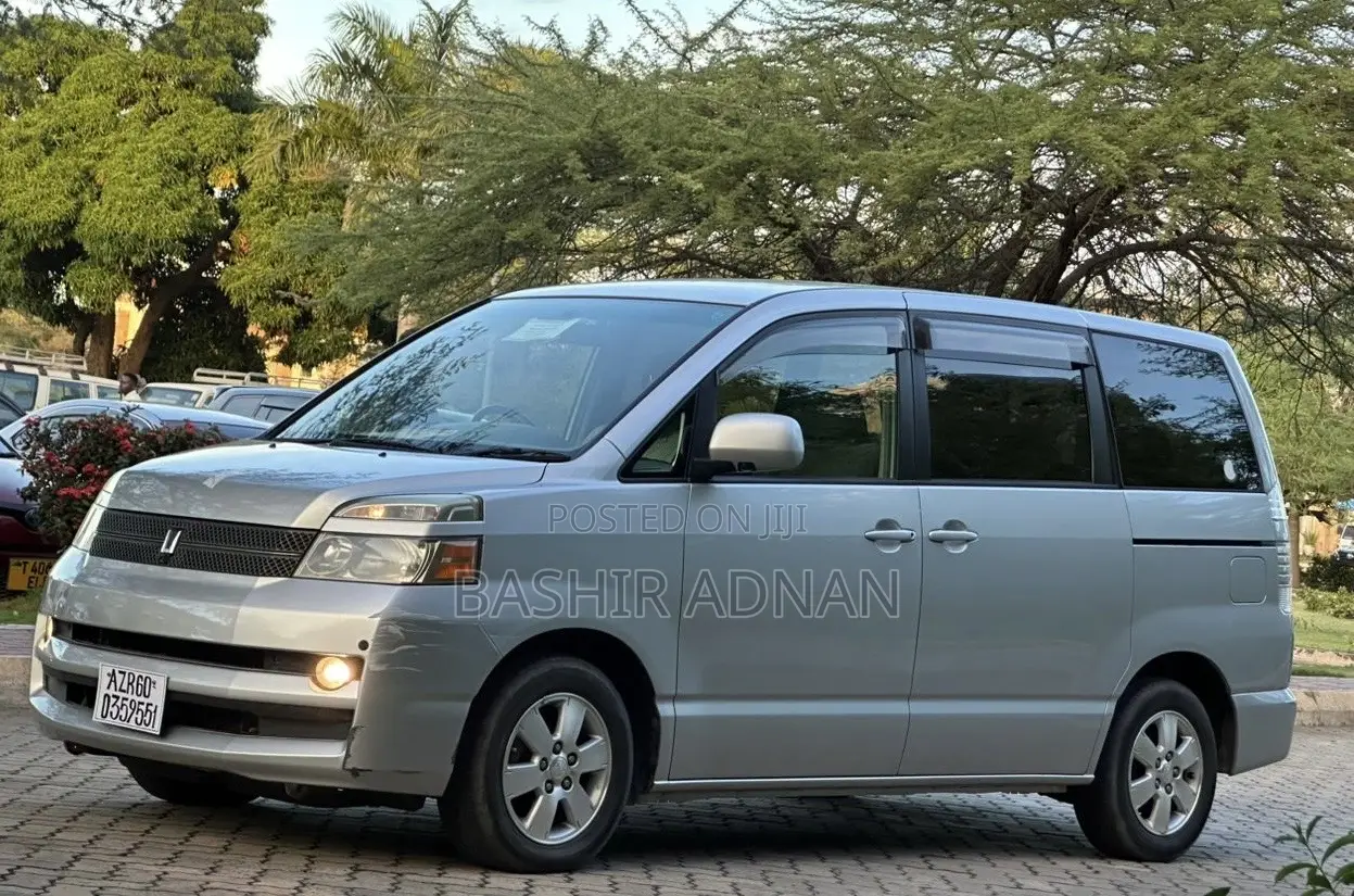 Toyota Voxy 2006 Silver