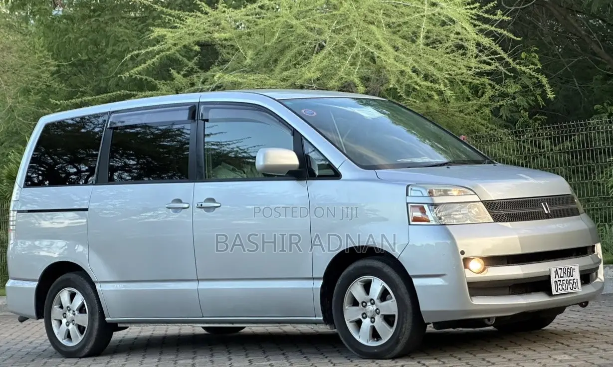 Toyota Voxy 2006 Silver
