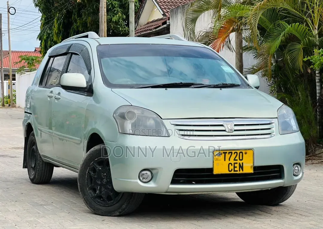 Toyota Raum 2004 Silver