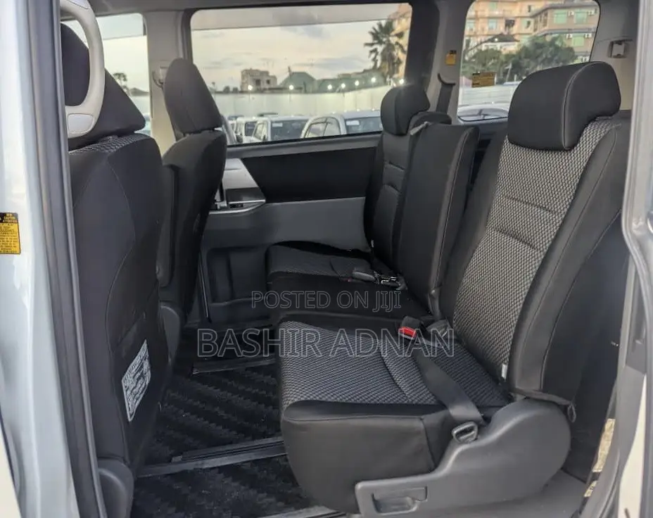 Toyota Noah 2.0 143hp FWD (7 Seater) 2007 White