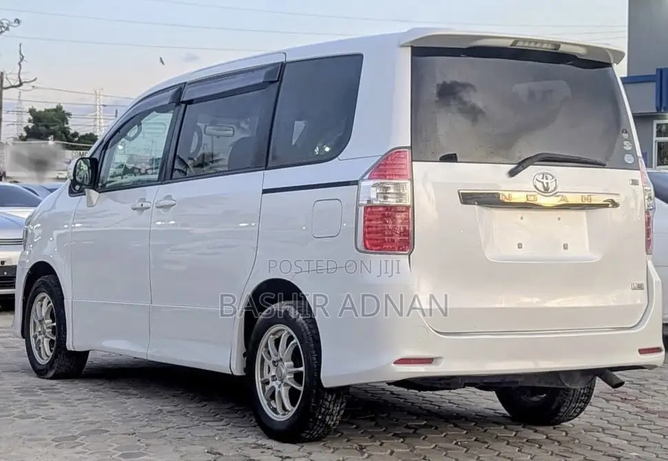Toyota Noah 2.0 143hp FWD (7 Seater) 2007 White