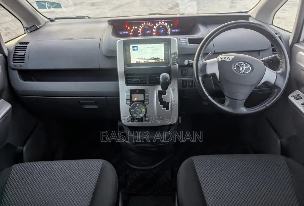 Toyota Noah 2.0 143hp FWD (7 Seater) 2007 White